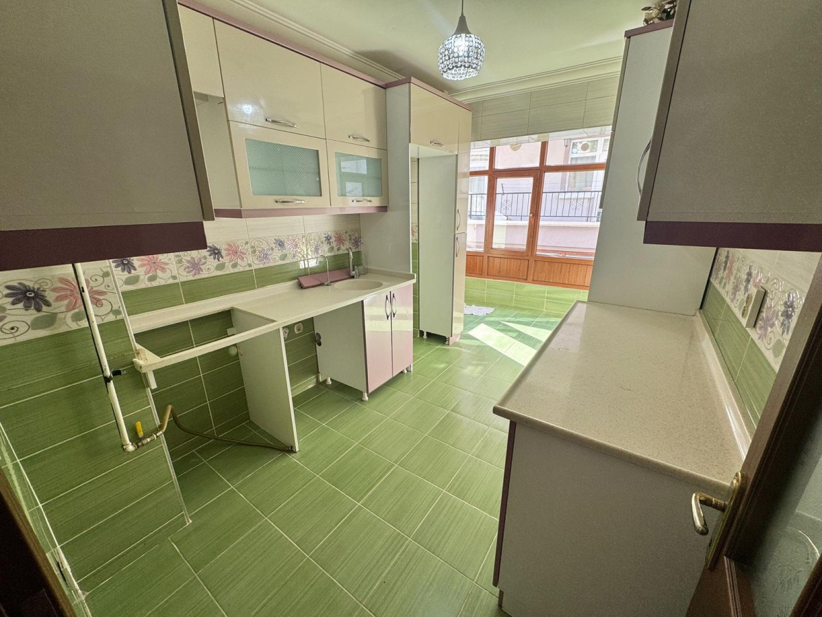 İNCİRLİ'DE ÇİFT BALKONLU...