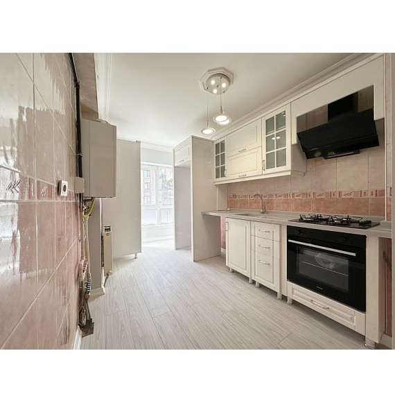 YAYLA'DA ASANSÖRLÜ GENİŞ 3+1 ARA KATTA SATILIK DAİRE