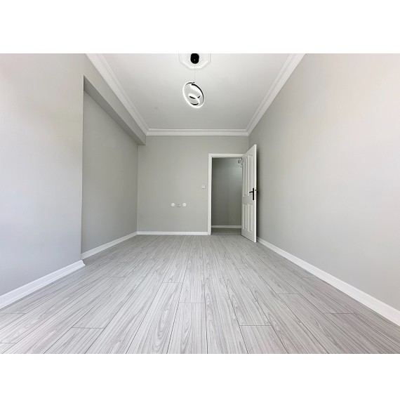 YAYLA'DA ASANSÖRLÜ GENİŞ 3+1 ARA KATTA SATILIK DAİRE