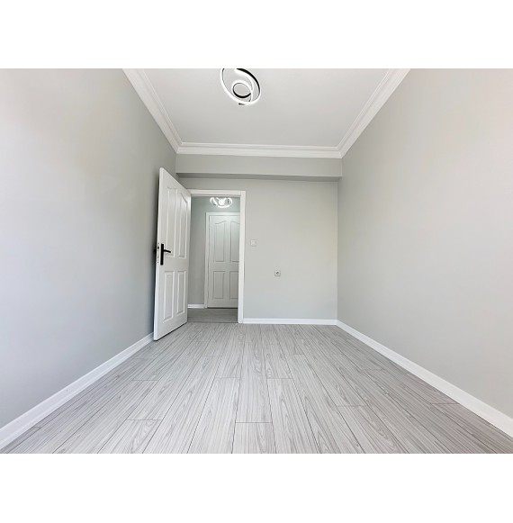 YAYLA'DA ASANSÖRLÜ GENİŞ 3+1 ARA KATTA SATILIK DAİRE