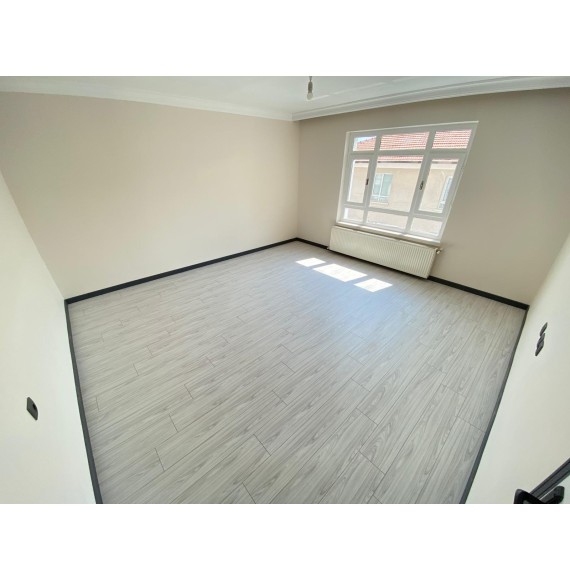 YAYLA'DA 3+1 GENİŞ MASRAFSIZ YAPILI SATILIK DAİRE