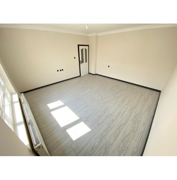 YAYLA'DA 3+1 GENİŞ MASRAFSIZ YAPILI SATILIK DAİRE