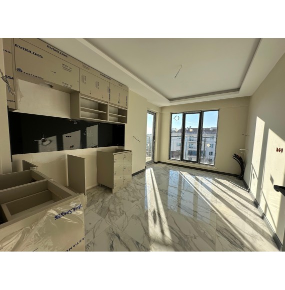 ANA CADDE ÜZERİ SIFIR BİNADA 2+1 LÜKS YAPILI DAİRE