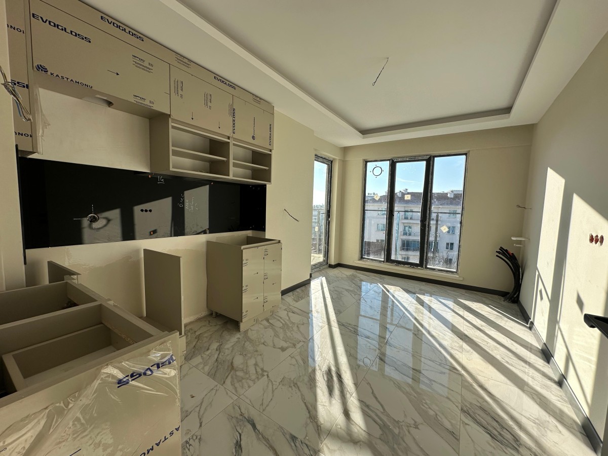 ANA CADDE ÜZERİ SIFIR...