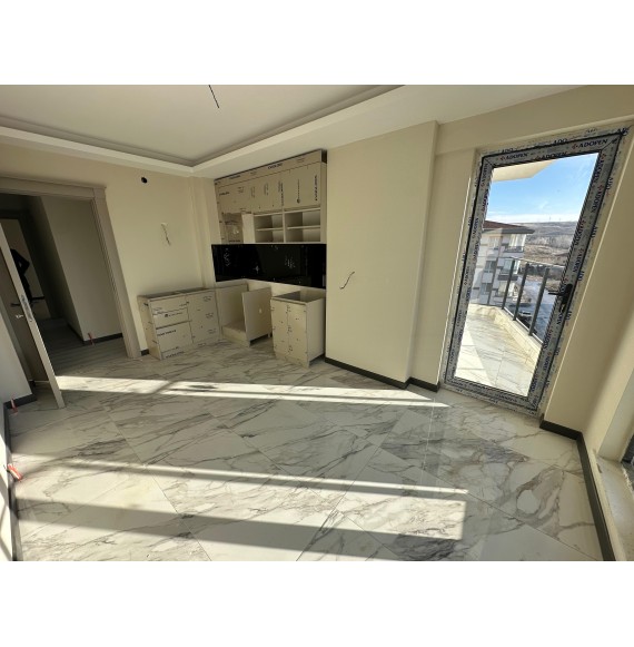 ANA CADDE ÜZERİ SIFIR BİNADA 2+1 LÜKS YAPILI DAİRE