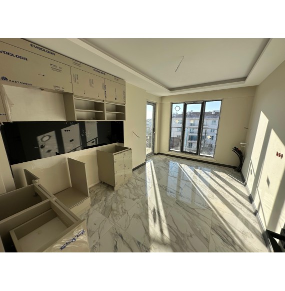 ANA CADDE ÜZERİ SIFIR BİNADA 2+1 LÜKS YAPILI DAİRE