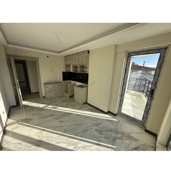 ANA CADDE ÜZERİ SIFIR BİNADA 2+1 LÜKS YAPILI DAİRE