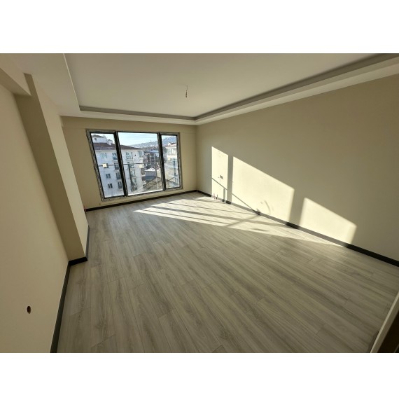 ANA CADDE ÜZERİ SIFIR BİNADA 2+1 LÜKS YAPILI DAİRE