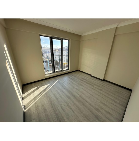 ANA CADDE ÜZERİ SIFIR BİNADA 2+1 LÜKS YAPILI DAİRE