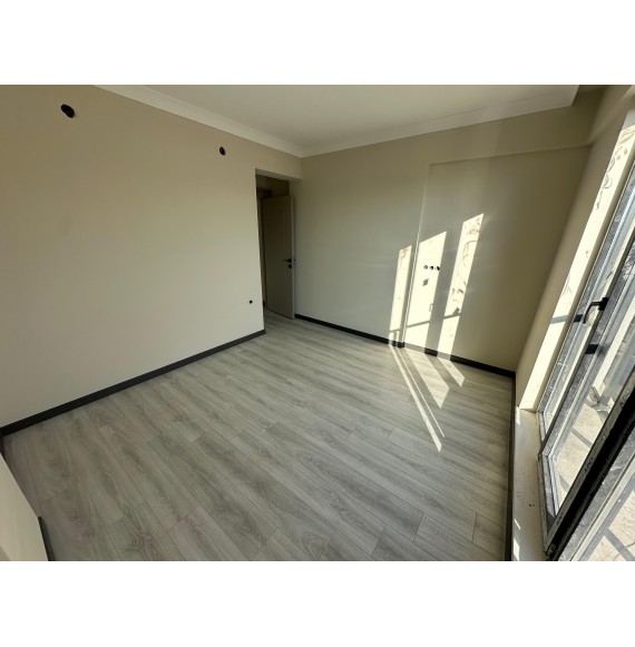 ANA CADDE ÜZERİ SIFIR BİNADA 2+1 LÜKS YAPILI DAİRE