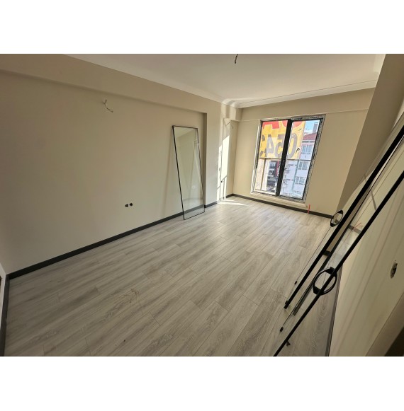 ANA CADDE ÜZERİ SIFIR BİNADA 2+1 LÜKS YAPILI DAİRE