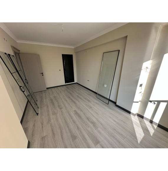 ANA CADDE ÜZERİ SIFIR BİNADA 2+1 LÜKS YAPILI DAİRE