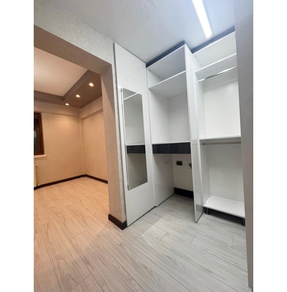 ATAPARK CADDE ÜZERİNDE ULTRA LÜKS YAPILI GİYİNME ODALI4+1 DAİRE