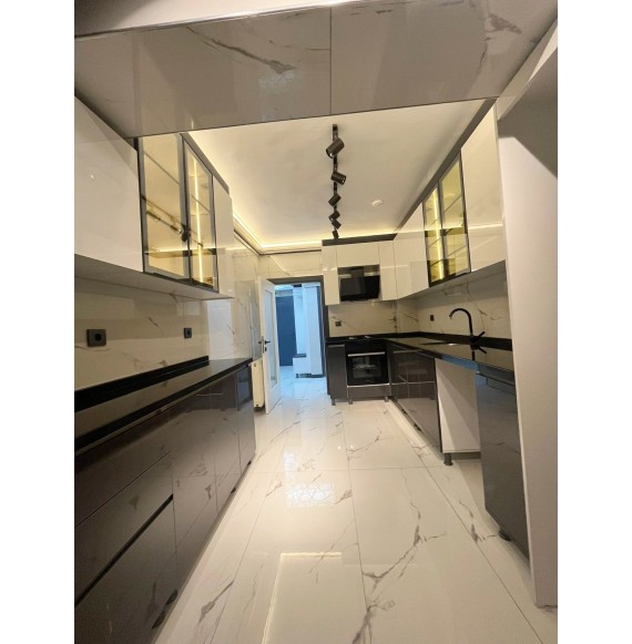 ATAPARK CADDE ÜZERİNDE ULTRA LÜKS YAPILI GİYİNME ODALI4+1 DAİRE