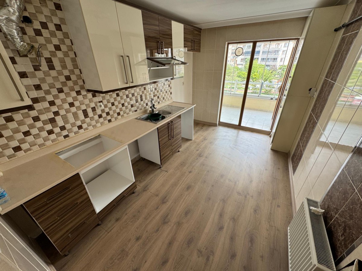 ESERTEPE CADDE ÜZERİ 3+1...