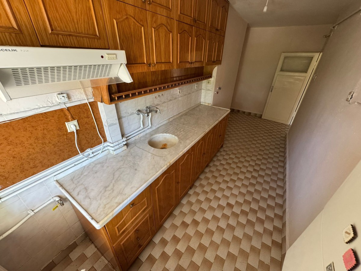 KUYUYAZISI CADDESİNDE 2+1...